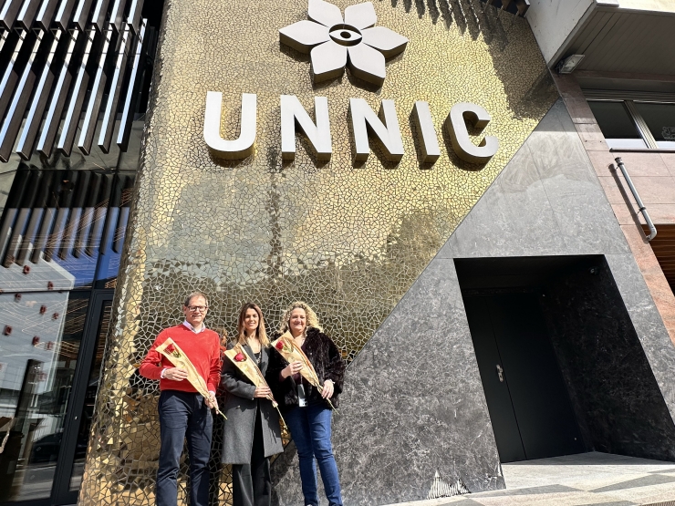 Els representants d'Unnic amb la presidenta d'Autea, Maite Benítez, a les portes del centre d'oci.